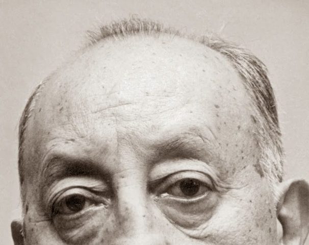 Se publicó su primer volumen de poesía.