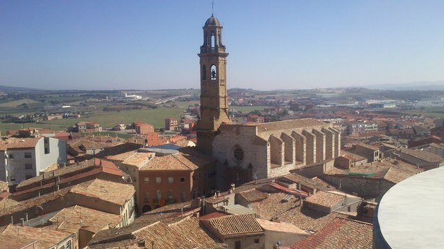 Construcció de l’Església de St. Jaume, i la façana i el campanar provisional.