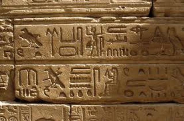 In Egypte werd het hiëroglyfenschrift uitgevonden.