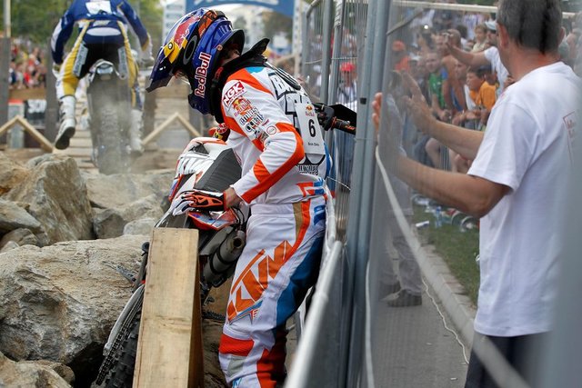 NO MIRAR DONDE DEJAS EL CASCO