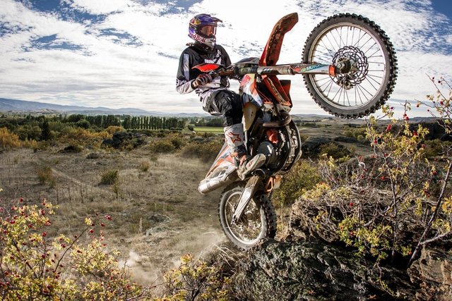 SALTAR SOBRE CUALQUIER COSA Y NO MIRAR