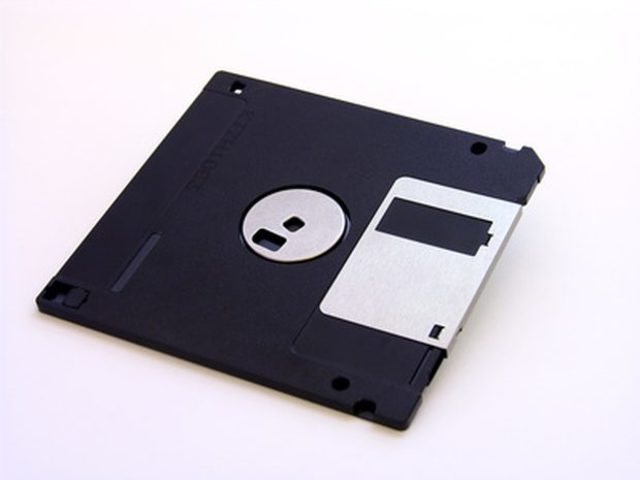 IBM inventa el diskette