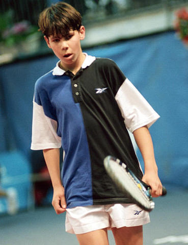 Comienza a jugar al tenis.