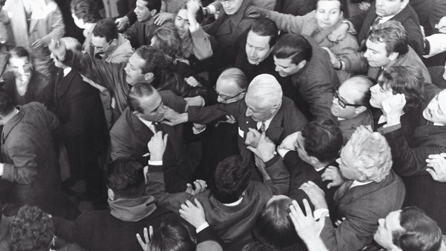 Golpe de Estado: Illia derrocado.