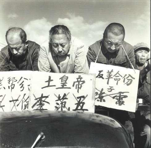 Mao inicia la Republica Cultural.