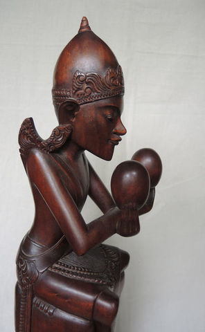 priester houten beeldje