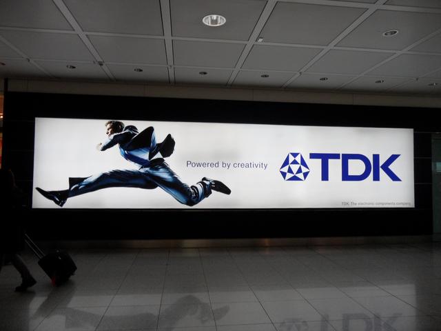 Immagine pubblicitaria della TDK, Aeroporto di Monaco di Baviera, autunno 2010