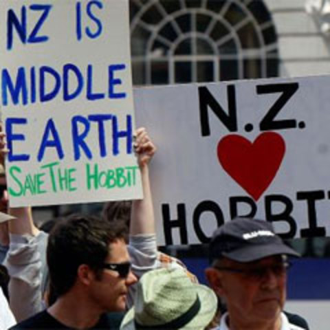 Thousands march to keep Hobbit in NZ