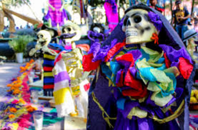 Noviembre 1st- Decorating the Calacas