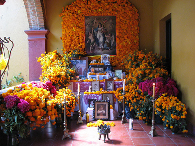 Noviembre 2nd- Decorating of the Altar