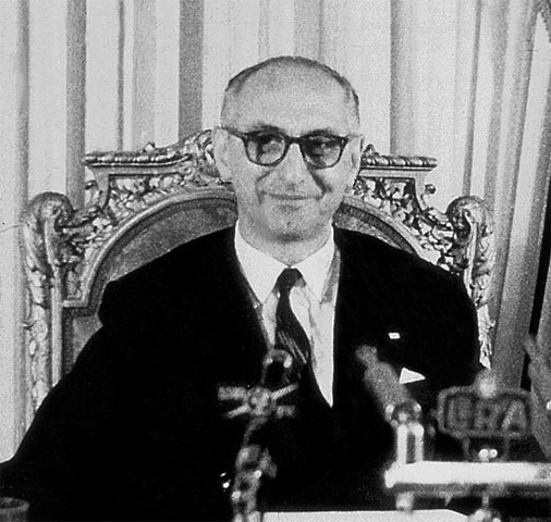 Asume Arturo Frondizi.