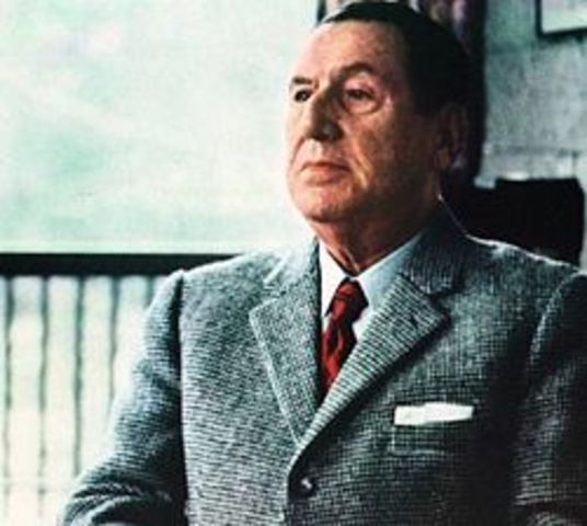 Perón asume la presidencia.