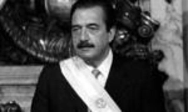 Alfonsín entrega el poder