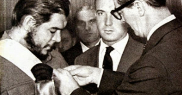 Encuentro de Frondizi con el Che Guevara