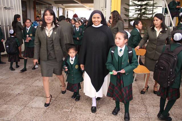 Las mujeres separadas de los hombres en la escuela urbana, aunque no en las rurales.