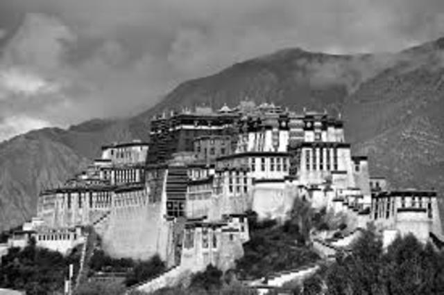 Qing army enter Lhasa.