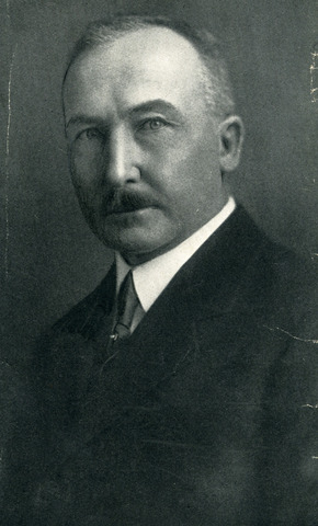 Clifford Sifton is appointed Minister of the Interior.