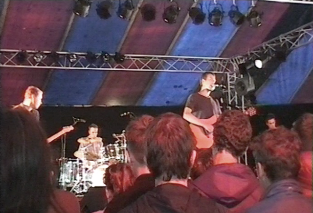 Contrato con Parlophone y GLASTONBURY