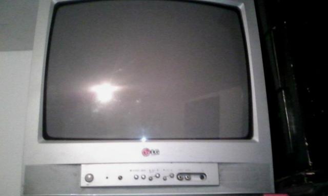 TELEVISOR DE COLA