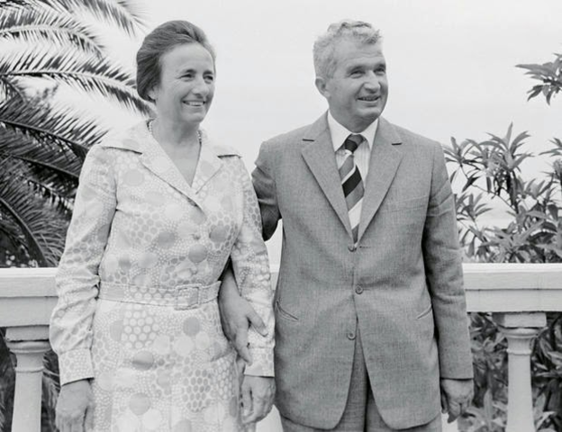 La reina recibe a Nicolae Ceaușescu, dictador de Rumania