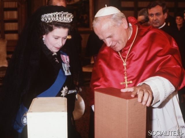 Isabel II se reúne con el papa Juan Pablo II