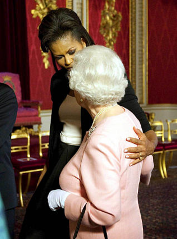 La reina se reúne con la primera dama de Estados Unidos Michelle Obama