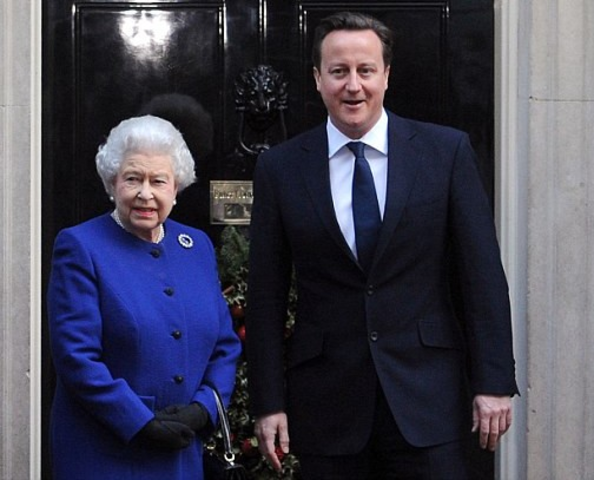 La reina Isabel II asiste a una reunión de gabinete en el número 10 de Downing Street