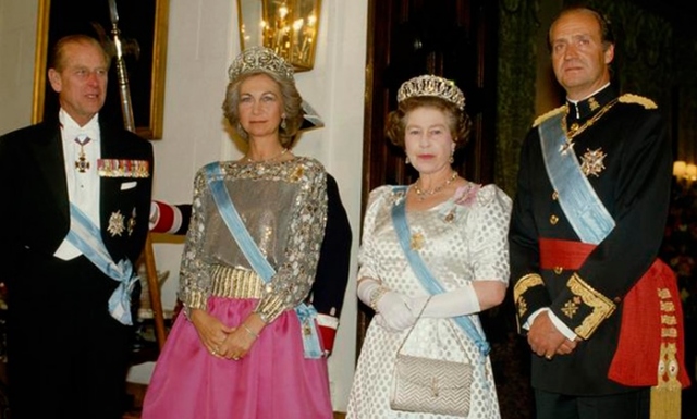 Isabel II realiza el primer viaje oficial a España de un soberano británico.