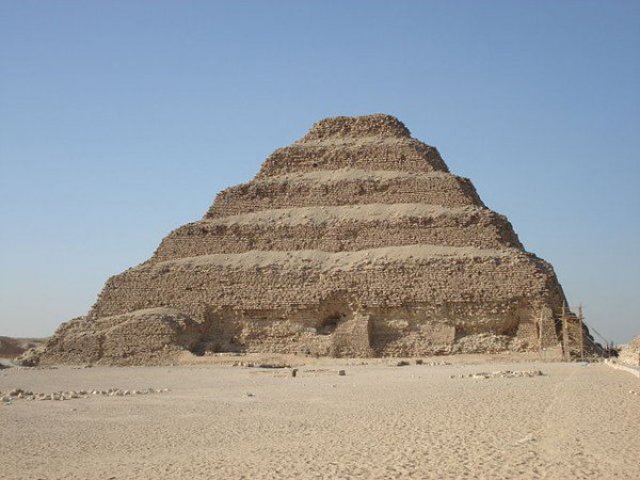 Farao Djoser laat de eerste piramide bouwen