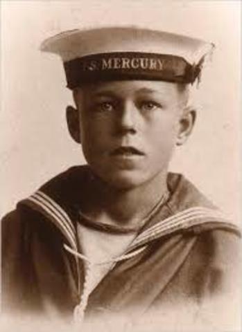 Enlists in U.S. Navy