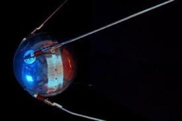 la urss lanza el primer satelite artificial al espacio