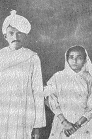 Gandhi Receives Hero's Welcome Upon Returning to India from South Africa