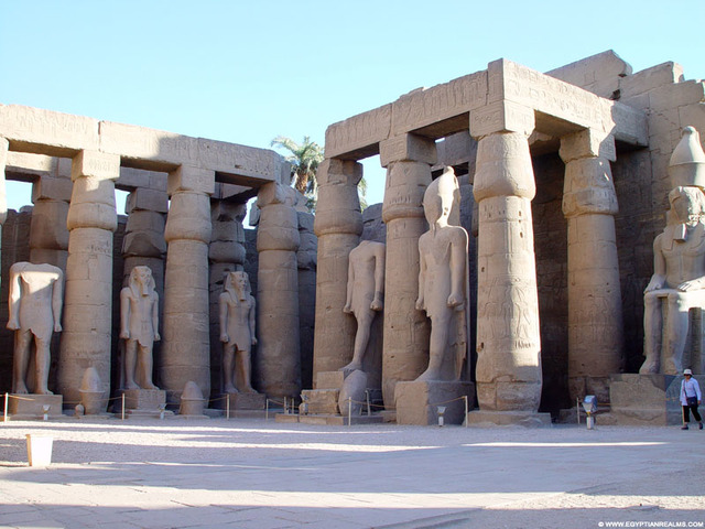De Amontempel in Luxor word gebouwd