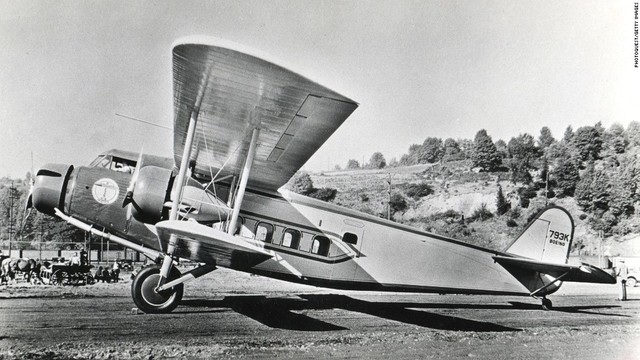 first plane for passengers to travel