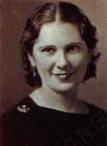 Se le permite la educación universitaria a la mujer