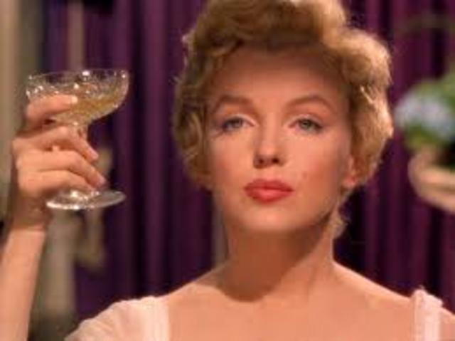 Se acentúan sus depresiones y su adicción al alcohol y a los barbitúricos.