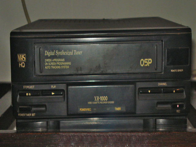 Miraba grabaciones en la videocasetera