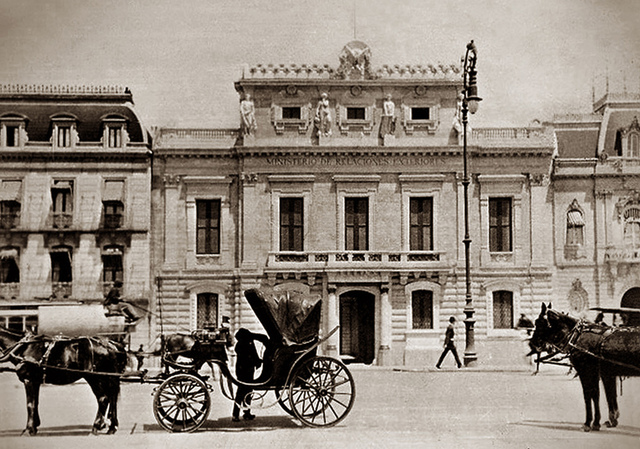 Se crea la Secretaría de Relaciones Exteriores e Interiores