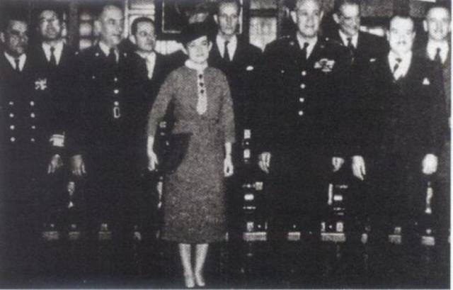 Mujeres Con el Apoyo De Rojas