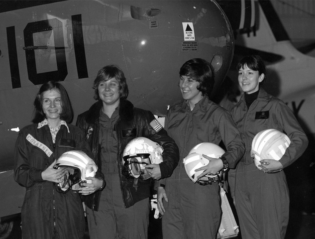 the first women to fly in the military