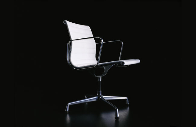Silla de aluminio de Charles y Ray Eames