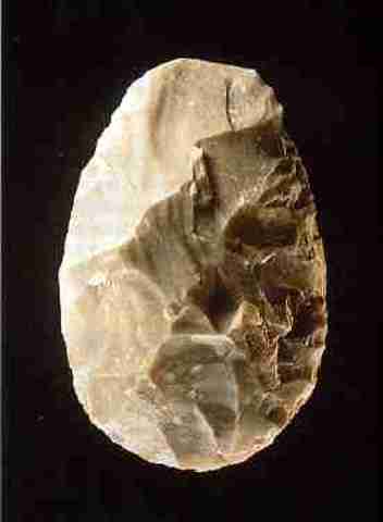 vuistbijl gemaakt van een vuursteen