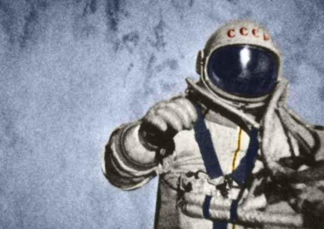 Выход космонавта А. А. Леонова из корабля-спутника "Восход-2", пилотируемого П. И. Беляевым, в открытый космос (СССР).