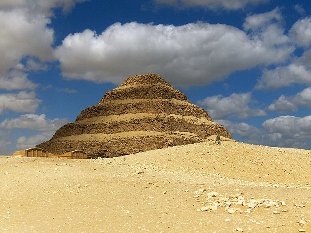 Bouw van de eerste piramide