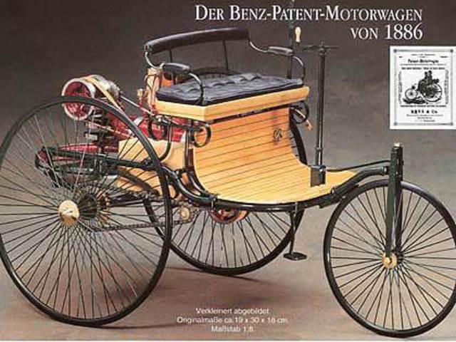 Первый автомобиль с бензиновым двигателем.