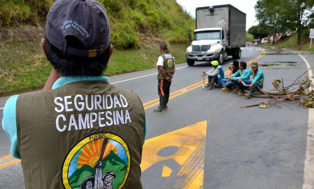 Encapuchados incendiaron tractomula Cali-Buenaventura