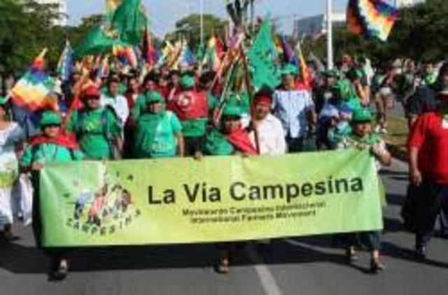 Indígenas bloquean vías