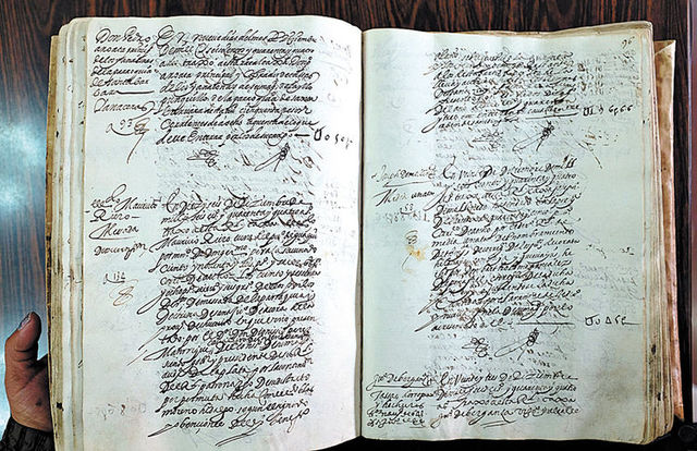 Primer manuscrito sobre papel.