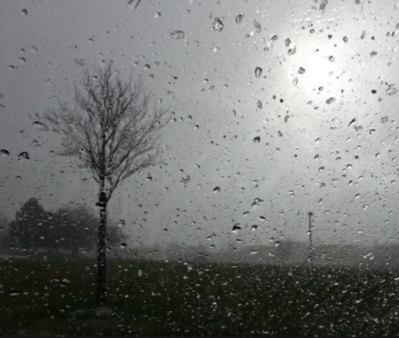 escena acompañada de lluvia