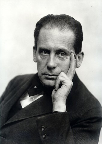 Nace Walter Gropius